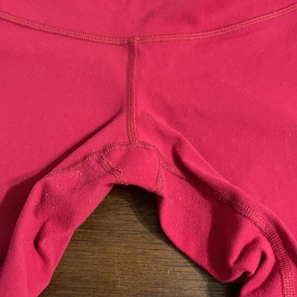 Lululemon red crops Size 6 - Picture 5 of 6